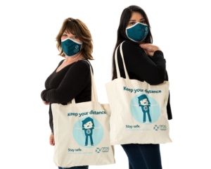 दो एनआरएएस टोटे बैग पहने हुए दो महिलाओं को वापस करने के लिए वापस खड़े