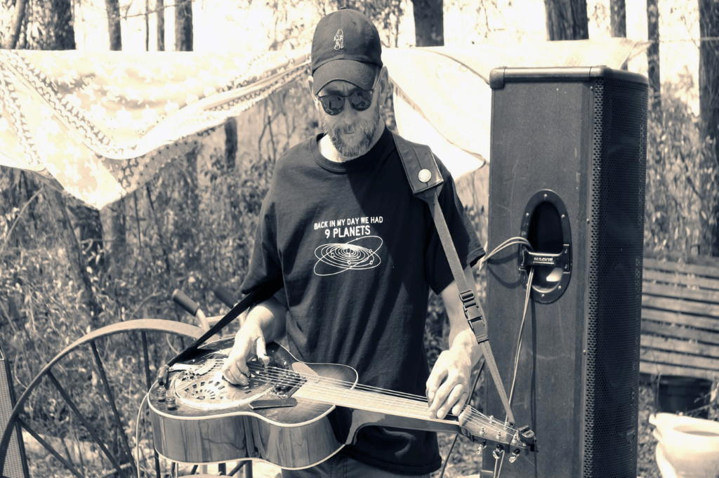 ريتشارد ويلش يعزف على الجيتار - آلات الأيدي الملتوية